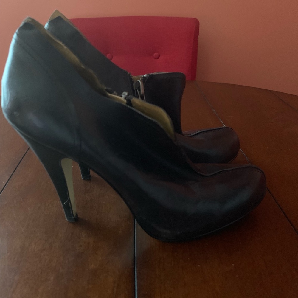 Shoes - Picture 4 of 5